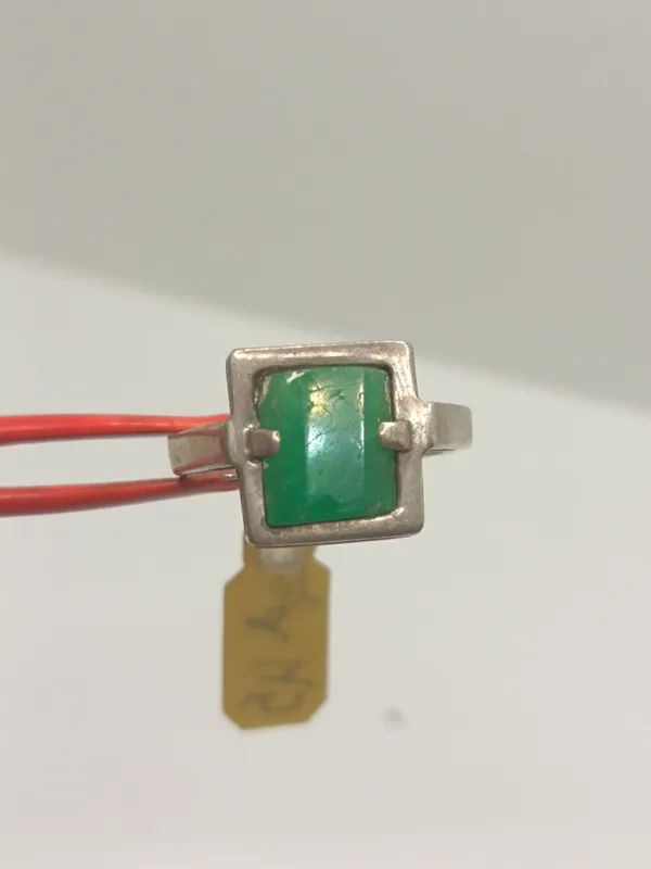 Anillo de plata 925 con esmeralda central