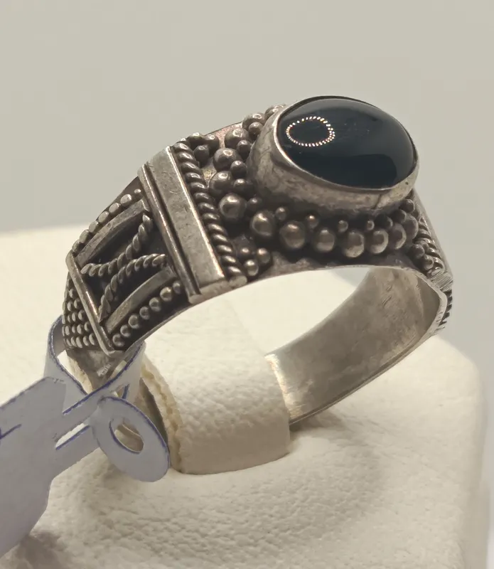 Anillo de plata con onix central