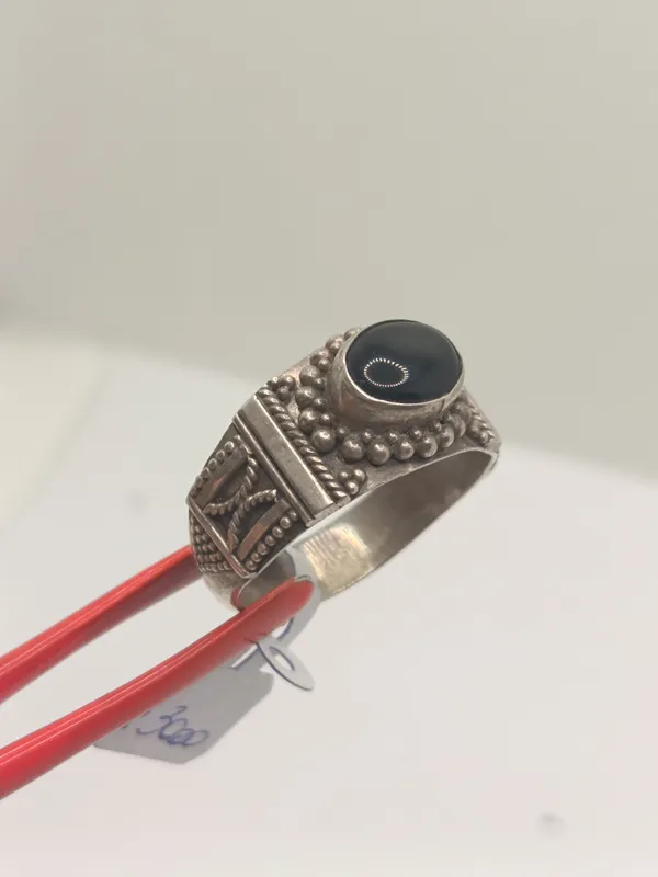 Anillo de plata con onix central