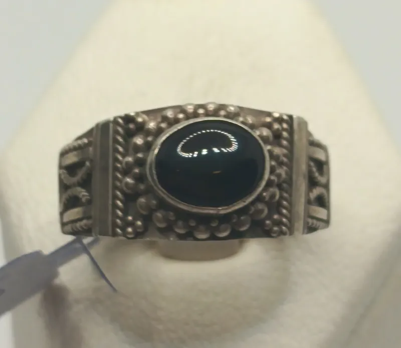 Anillo de plata con onix central