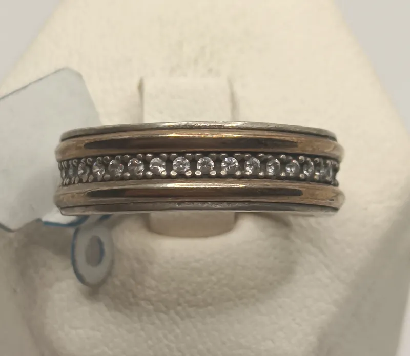 Anillo de plata con circonias y detalles en oro
