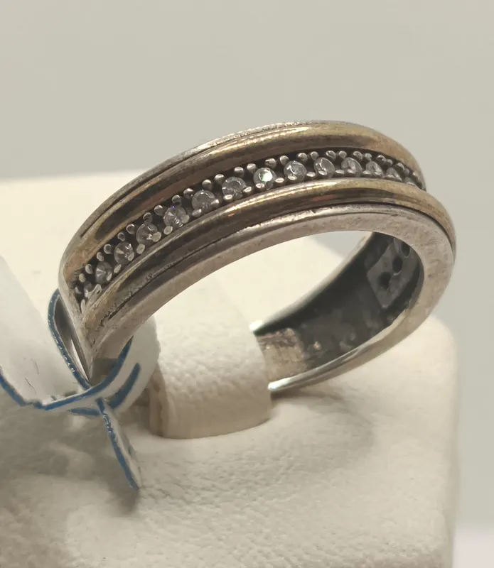 Anillo de plata con circonias y detalles en oro