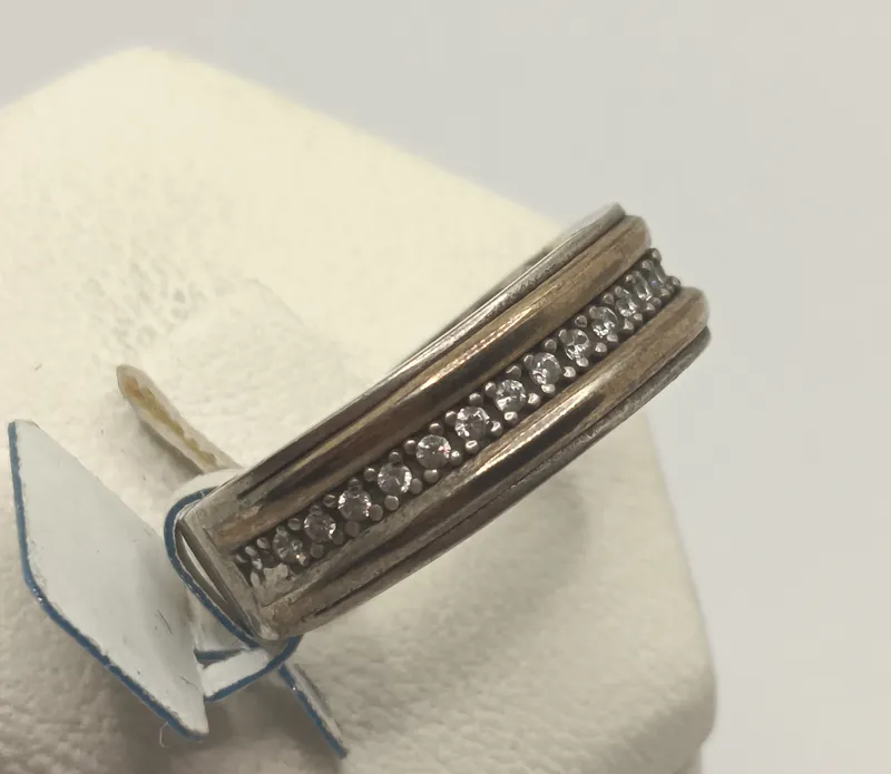 Anillo de plata con circonias y detalles en oro
