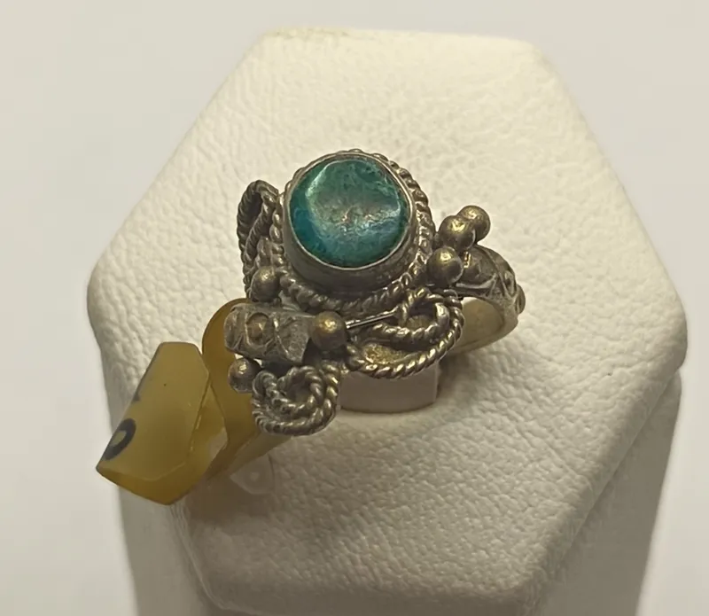 Anillo de plata 925 con esmeralda central