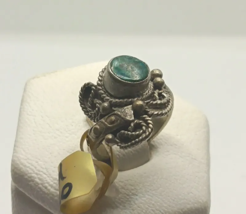 Anillo de plata 925 con esmeralda central