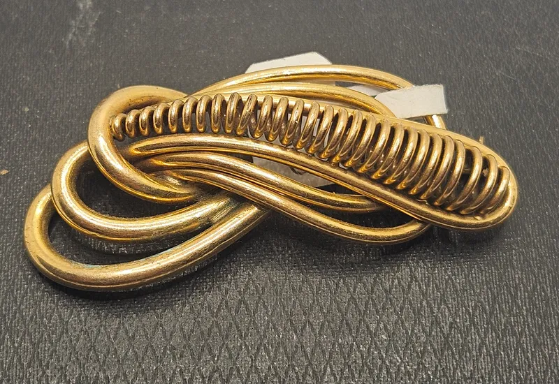 Raro prendedor enchapado en oro de diseno de 1940-50