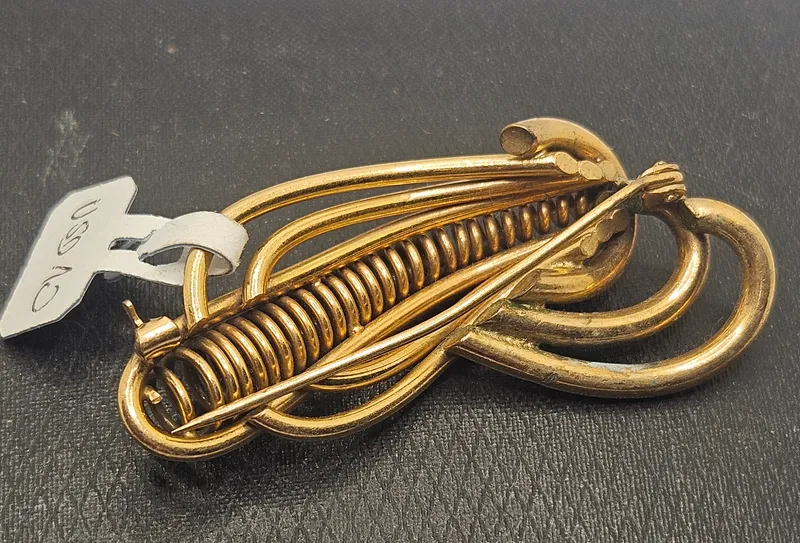 Raro prendedor enchapado en oro de diseno de 1940-50