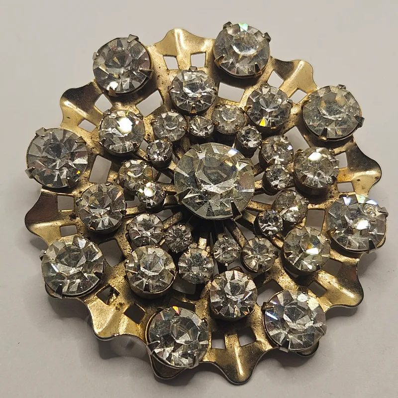 Estupendo prendedor de solapa de gran tamano con piedras transparentes