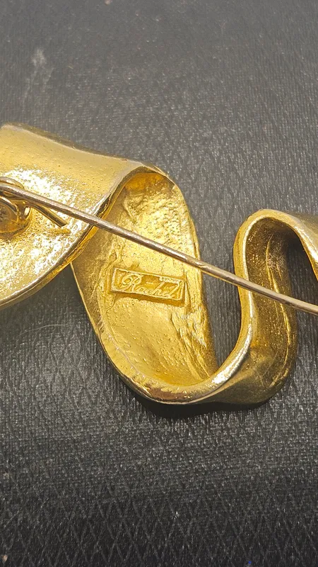 Rarisimo prendedor de diseno ondulado enchapado en oro