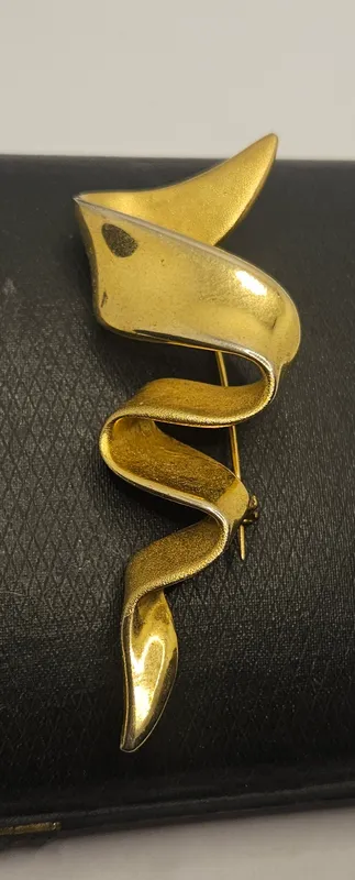 Rarisimo prendedor de diseno ondulado enchapado en oro