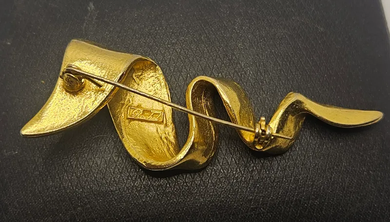 Rarisimo prendedor de diseno ondulado enchapado en oro