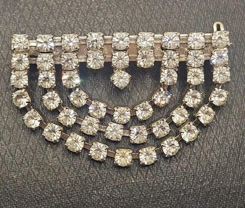 Fino y delicado prendedor de strass con movimiento