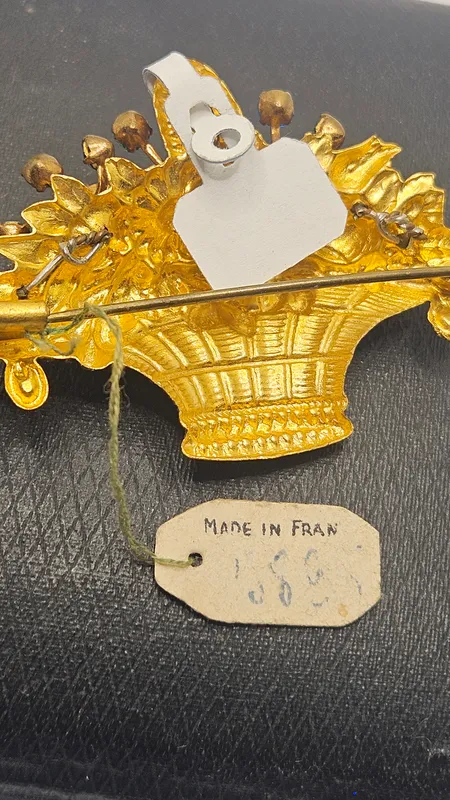 Prendedor fisonomia canasta con etiqueta original francesa