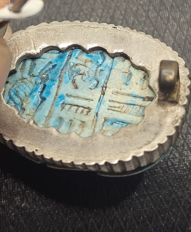 Escarabajo egipcio prendedor elaborado con loza vidriada color turquesa engarzado en plata