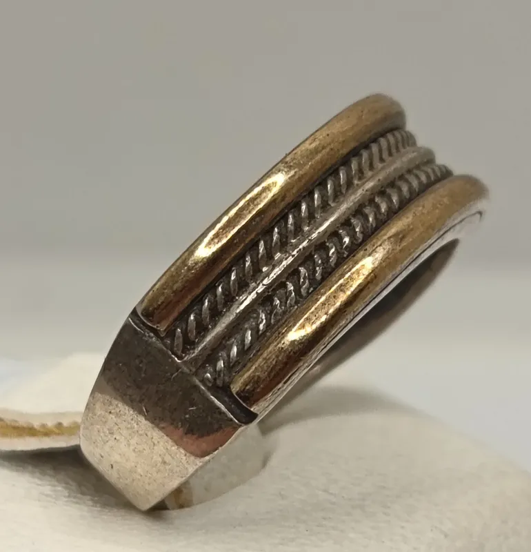 Anillo de plata con detalles en oro