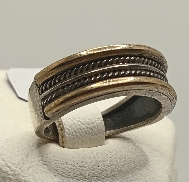 Anillo de plata con detalles en oro