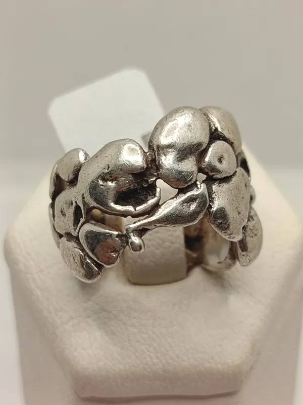 Anillo de plata con diseño