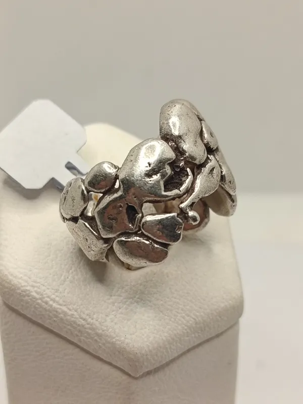 Anillo de plata con diseño