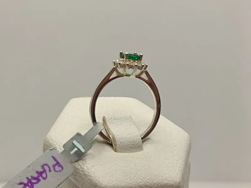 Anillo de plata con piedra verde y circonias