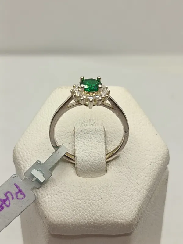 Anillo de plata con piedra verde y circonias