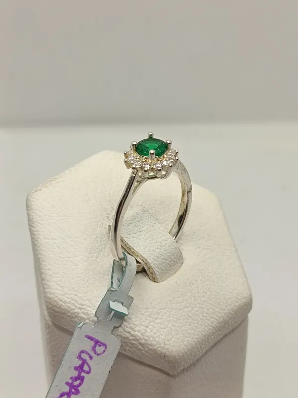 Anillo de plata con piedra verde y circonias