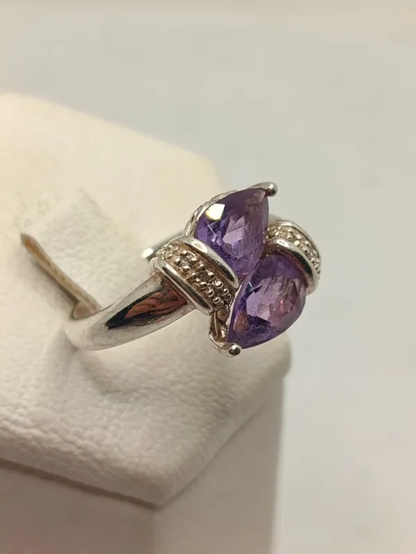 Anillo de plata con 2 amatistas
