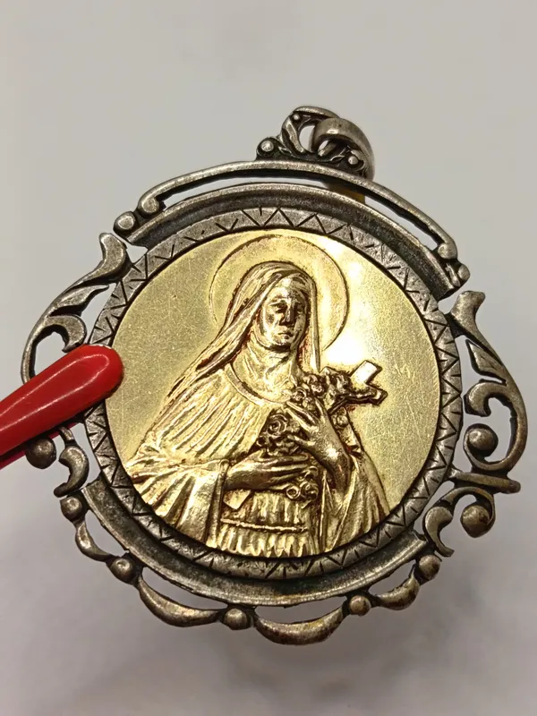 Hermosa medalla de importante tamaño santa teresita plata y oro sellada