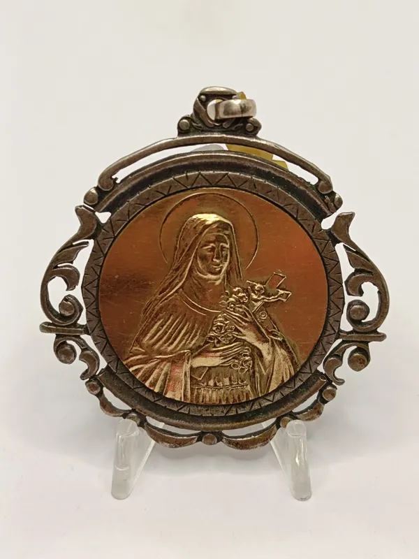 Hermosa medalla de importante tamaño santa teresita plata y oro sellada