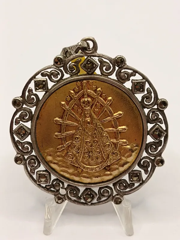 Gran medalla religiosa virgen del lujan en plata y oro sellado con marquesitas