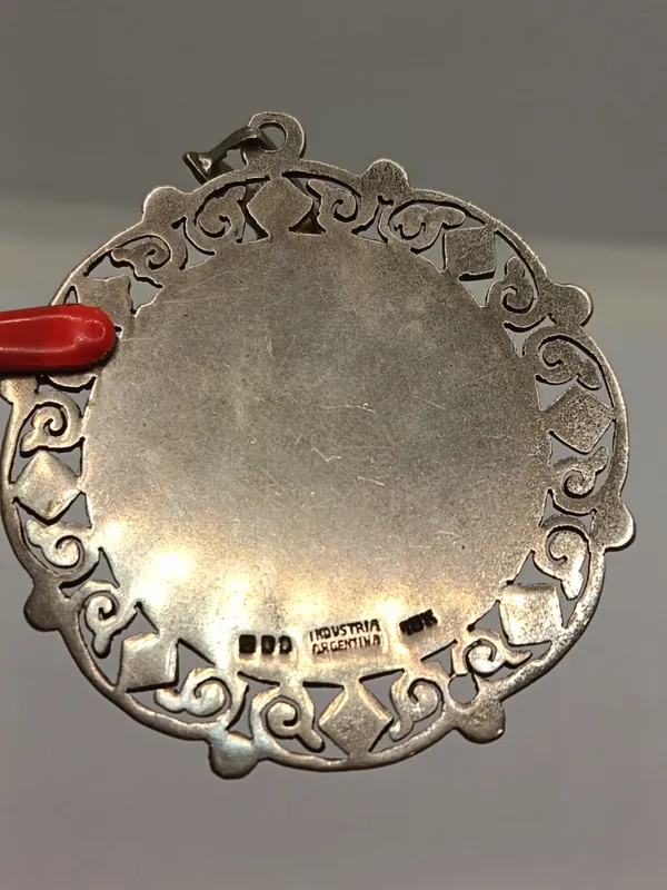 Gran medalla religiosa virgen del lujan en plata y oro sellado con marquesitas