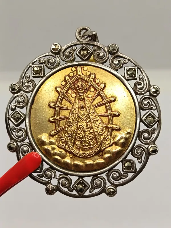 Gran medalla religiosa virgen del lujan en plata y oro sellado con marquesitas