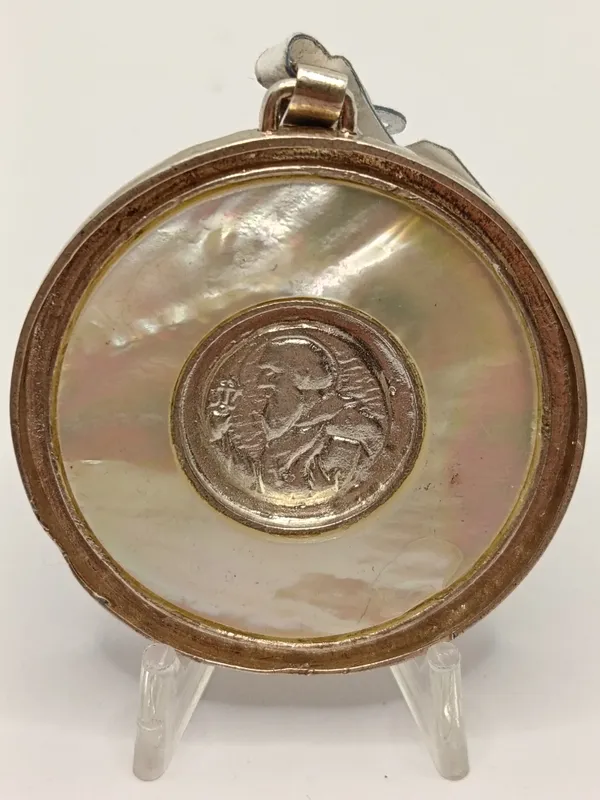 Medallon san benito plata y nacar buen tamaño