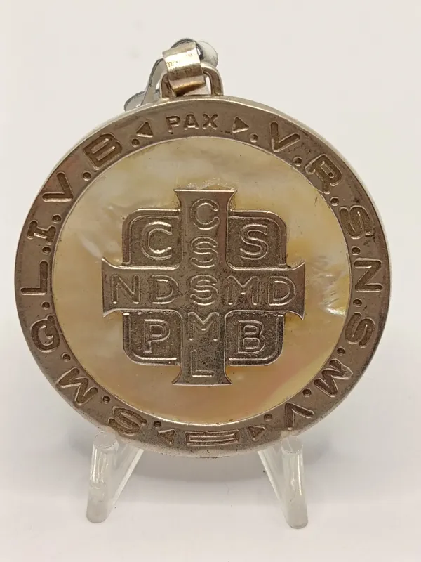 Medallon san benito plata y nacar buen tamaño