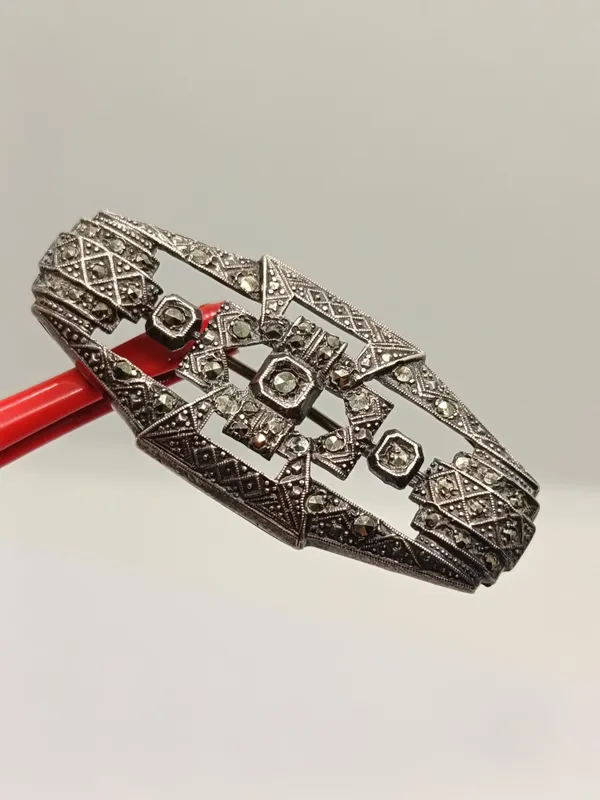 Prendedor art deco de plata y marquesitas años 20