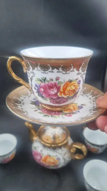 Juego de te con flores y detalles en dorado