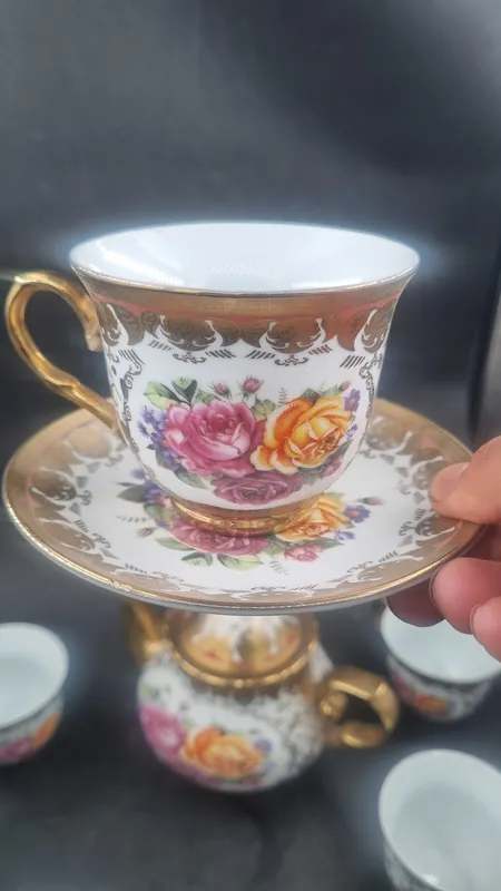 Juego de te con flores y detalles en dorado