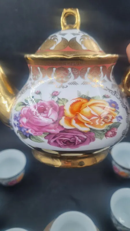 Juego de te con flores y detalles en dorado