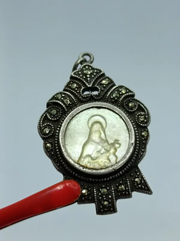 Colgante dije plata y nacar