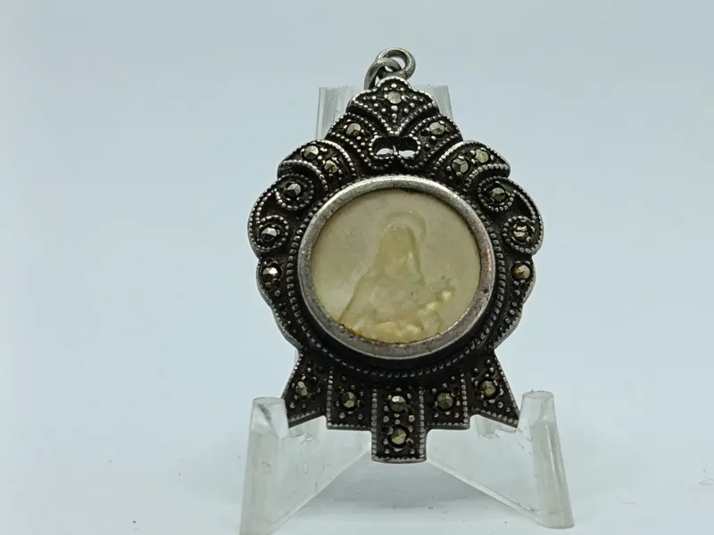 Colgante dije plata y nacar