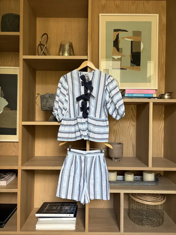 Conjunto blanco con rayas celestes y azules (blusa y short) Inés Cristos