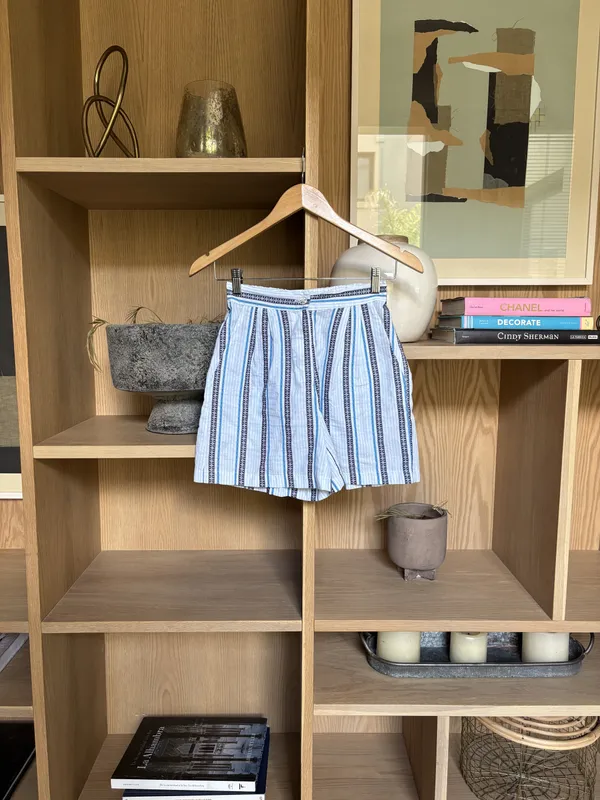 Conjunto blanco con rayas celestes y azules (blusa y short) Inés Cristos
