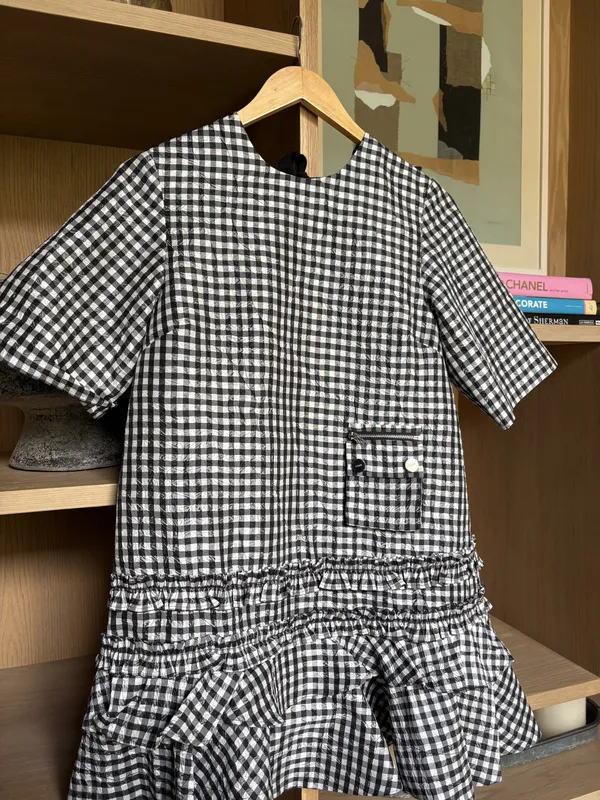 Vestido corto a cuadros negro y blanco Ganni