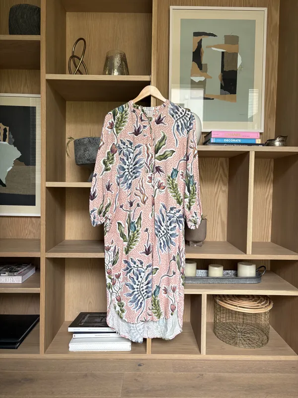 Vestido largo manga larga rosa con puntitos negros y hojas de colores Lanhtropy