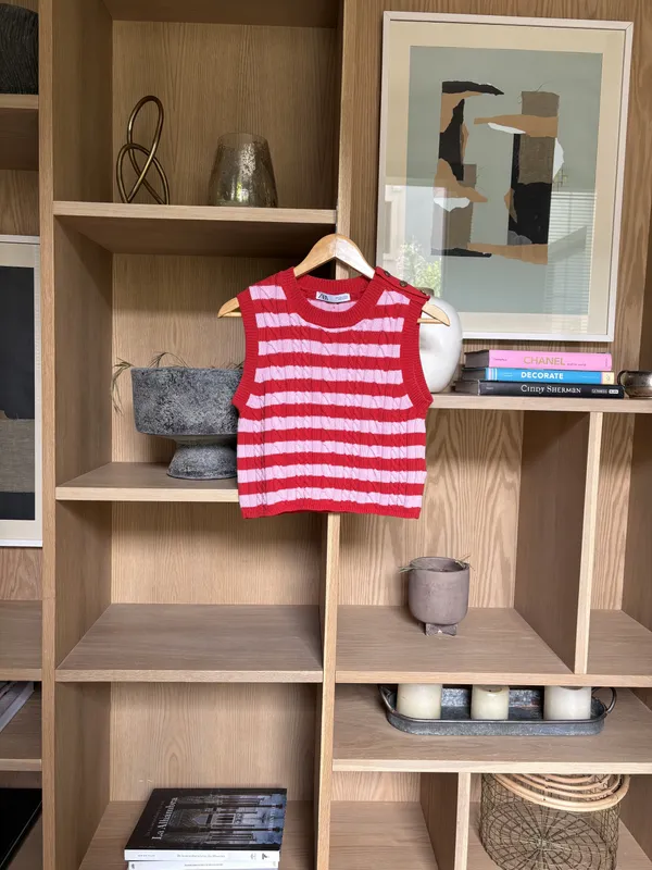 Chaleco a rayas rosa y rojo con botones dorados en hombro Zara