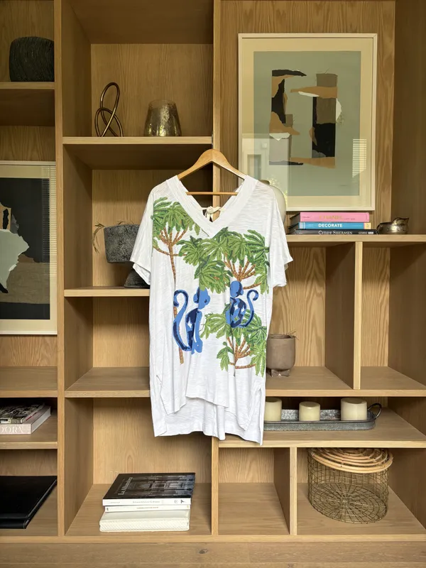 Vestido de algodón blanco con arboles y monos azules Jazmín Chebar