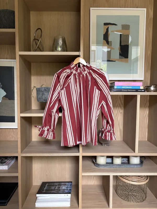 Camisa manga larga a rayas rojo y crudo con cuello y mangas abuchonadas MarÁvic