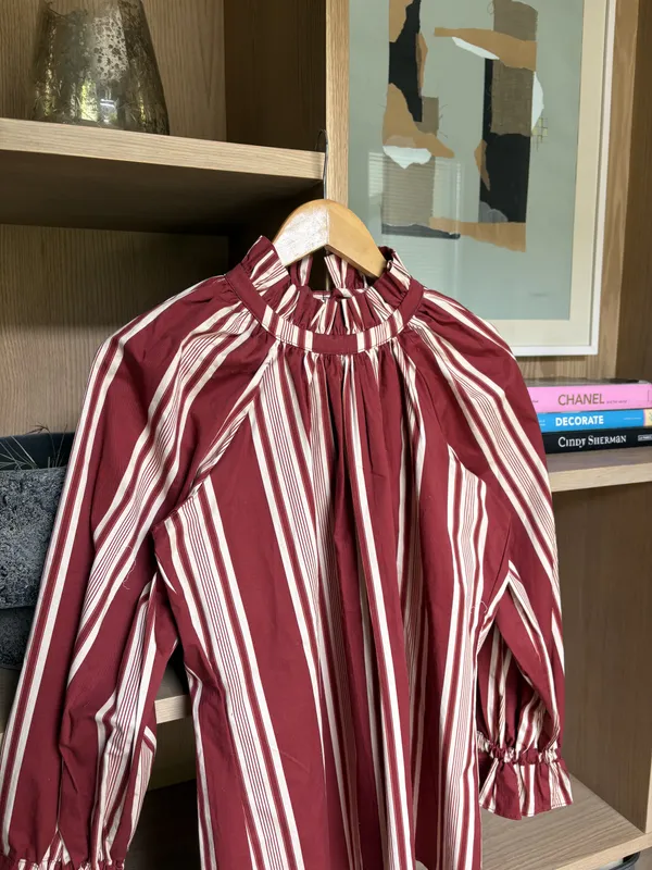 Camisa manga larga a rayas rojo y crudo con cuello y mangas abuchonadas MarÁvic