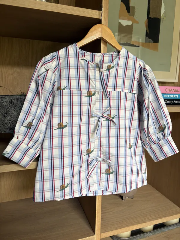 Camisa a cuadros celeste rojo blanco y azul con caracoles MarÁvic