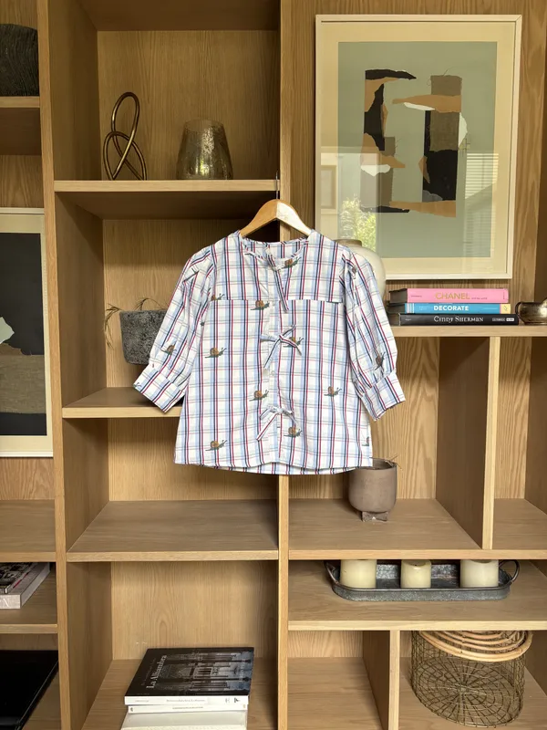 Camisa a cuadros celeste rojo blanco y azul con caracoles MarÁvic