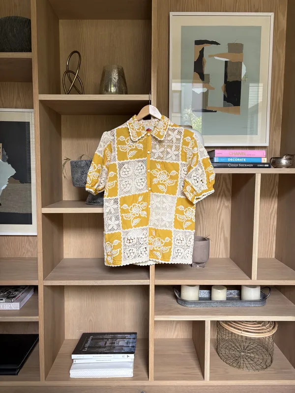 Camisa mostaza con crochet Farm